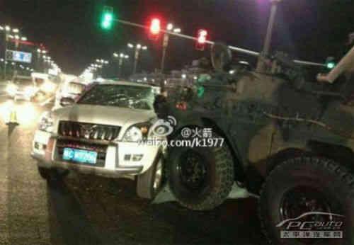 多地爆料装甲车事故视频,视频揭示惊险瞬间